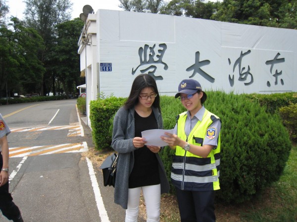 一輛白色小客車駕駛，今天（30日）下午疑似因太過疲勞，整輛車撞進東海大學旁的公車亭。示意圖非新聞當事人。（警方提供）