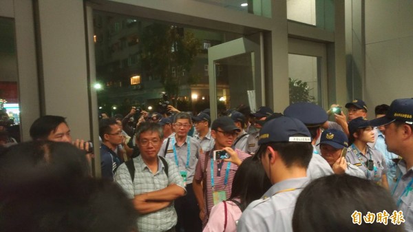 聲援被逮成員，台灣國10餘人闖入警局抗議。（記者鄭景議攝）