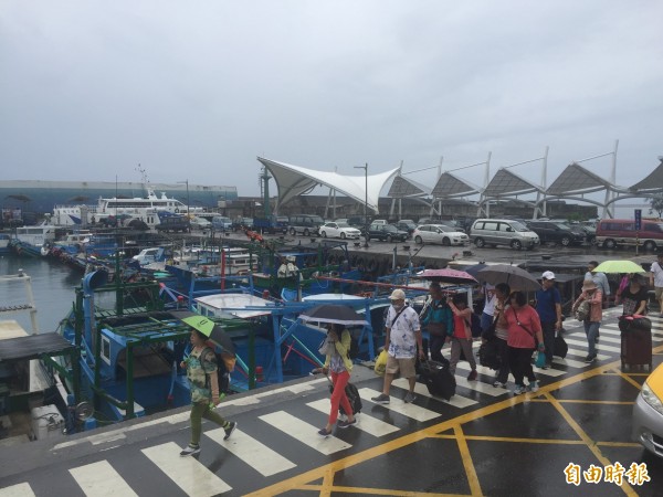 富岡港候船室到登船處有大段距離，遊客必須風吹日曬雨淋。（記者張存薇攝）