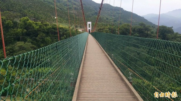 水里鵲橋是當地賞梅區的景觀吊橋，雖然鋪面外觀看不出異狀，但實際走過卻仍明顯感受到凹陷感。（記者劉濱銓攝）