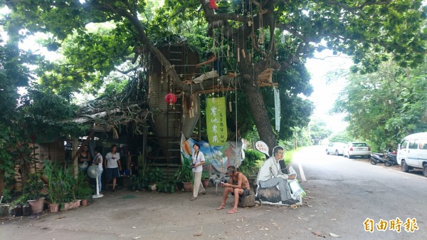 西港堀仔頭生態藝術村以「樹居」表達反對西港外環道開闢。（記者楊金城攝）