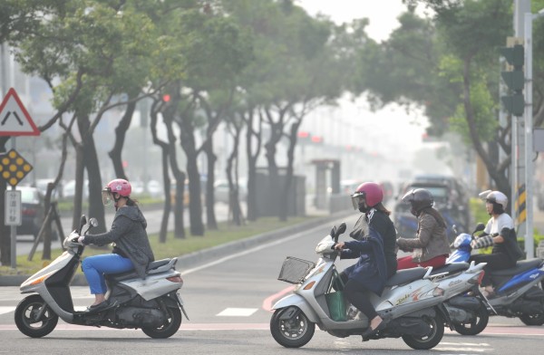 未來加油時，若車輛每月加油達100公升，需比現在多支付10元，一年增加120元支出，使用柴油者則一年多240元支出。（記者黃志源攝）