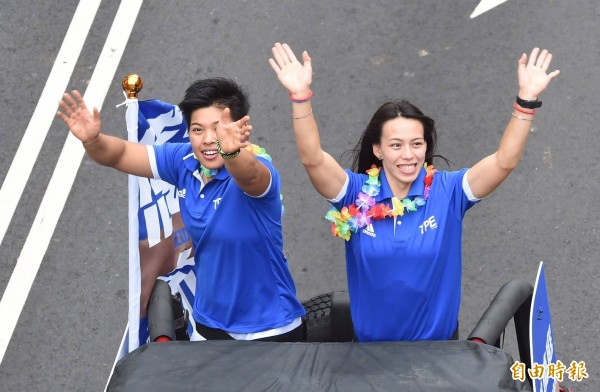 重金牌選手郭婞淳（圖右）。（記者劉信德攝）