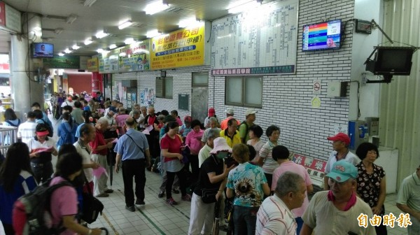 彰化市到南投溪頭遊樂區的直達車今天首航，彰化客運發車現場掀起排隊買票搭車熱潮。（記者湯世名攝）