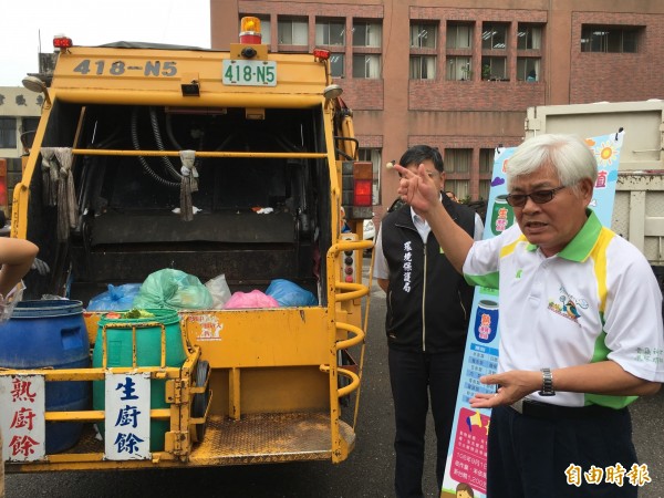 雲林縣即日起強制分收生、熟廚餘,藍色桶為熟廚餘,綠色桶則為生廚餘;雲林縣長李進勇(圖右)並親自示範。(記者林國賢攝) 雲林縣即日起強制分收生、熟廚餘,藍色桶為熟廚餘,綠色桶則為生廚餘;雲林縣長李進勇(圖右)並親自示範。(記者林國賢攝)
