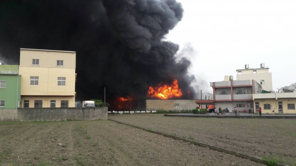 彰化縣和美鎮五金工廠倉庫大火，火勢相當猛烈。（記者湯世名翻攝）