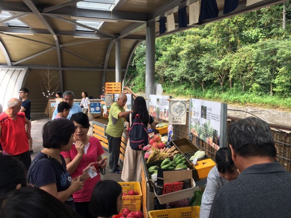 新竹縣橫山鄉的大山背農民市集，將於明天開張。圖為先前試營運的盛況。（圖由當地農民提供）