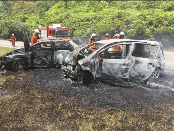 馬來西亞霹靂州彭卡蘭烏魯一處彎道發生一起車禍事故，車輛起火爆炸。（圖擷取自Khusairi Talib臉書）