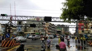 台鐵高雄正義平交道發生車禍。（高雄市消防局提供）