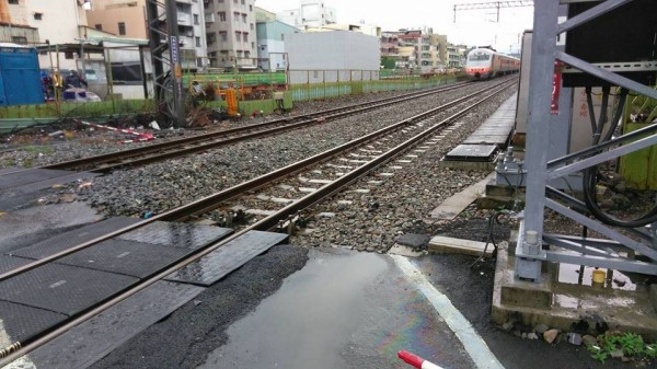 多輛機車停車等候列車通過時，遭汽車直接從後方撞上，還好未遭列車撞上。（圖取自fun台鐵臉書）