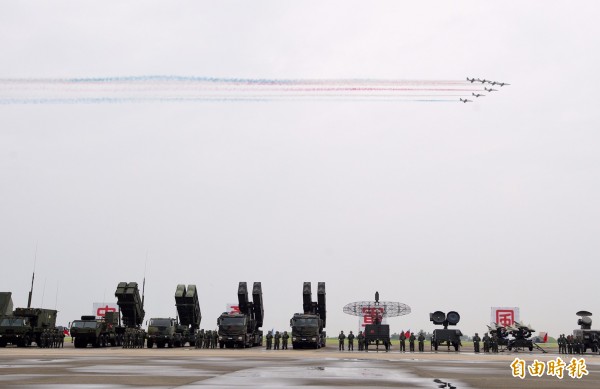 「空軍防空暨飛彈指揮部」編成典禮1日上午於空軍台南第443聯隊舉行，雷虎小組飛越會場上空，為活動揭開序幕。（記者羅沛德攝）