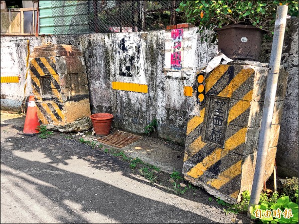 望西橋橋頭柱有八十多年歷史，目前放置路邊任憑日曬雨淋。（記者張軒哲攝）