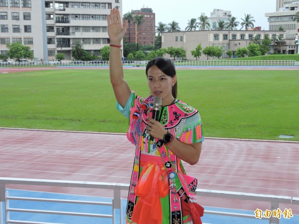 阿美族舉重國手郭婞淳參加台東市原住民傳統競技運動會，代表所有運動員宣誓。（記者張存薇攝）