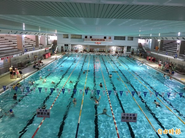 9月9日是國民體育日，這一天到基隆市立游泳池游泳免費。（記者俞肇福攝）