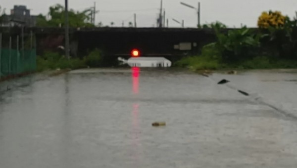 礁溪鄉瑪僯路鐵路地下道因為排水不佳，豪雨瞬間淹成泳池，公所緊急封路，禁止人車通行。（記者林敬倫翻攝）