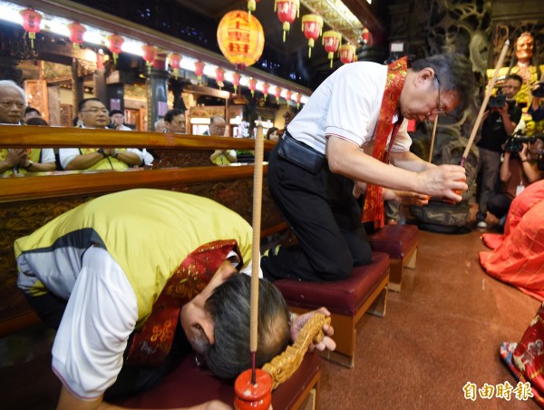 台北市長柯文哲在世大運開幕前1個月，就到關渡宮上香祈福。（資料照，記者劉信德攝）