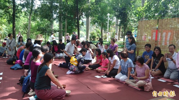 〈千碗百歲-台南公園百年紀念茶會〉在菩提樹下舉行。（記者劉婉君攝）