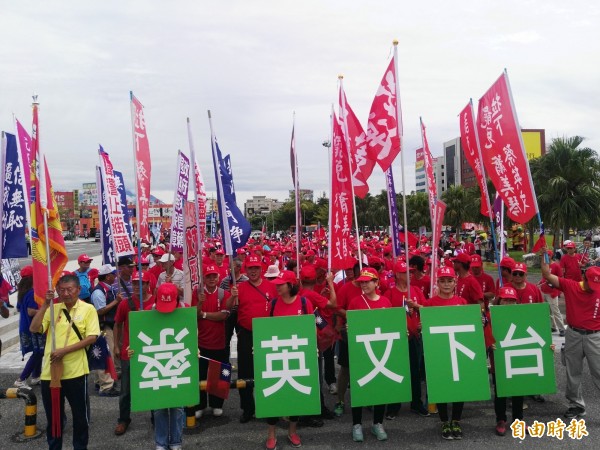 花蓮縣退伍軍人協會今早在花蓮火車站前廣場舉行「慶祝九三軍人節」活動，同時進行反年改抗議。（記者王錦義攝）