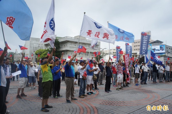 現場民眾高喊小英下台，要有選票讓民進黨下台、小英下台。（記者劉禹慶攝）