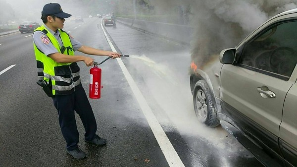 國道員警用滅火器打火。（記者余衡翻攝）