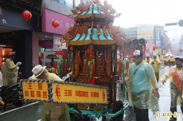 雞籠中元祭迎斗燈繞行市區。（記者林欣漢攝）