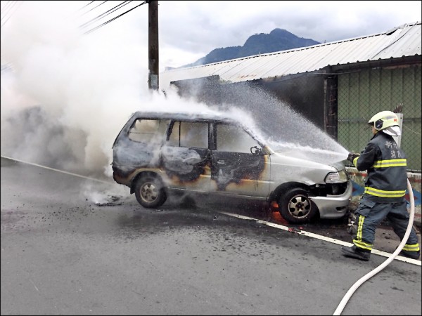 新竹縣尖石鄉發生一起火燒車意外，駕駛來不及逃離，慘遭惡火吞噬。（記者廖雪茹翻攝）