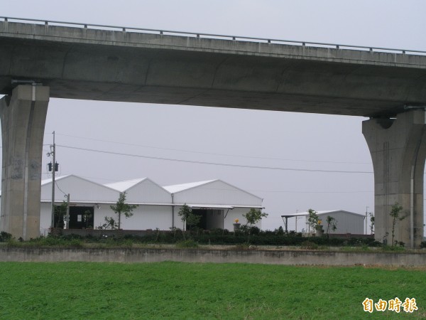 農地蓋工廠往往影響地區的生活品質和環境。（記者葉永騫攝）