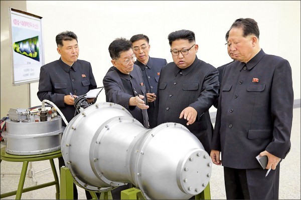 北韓官媒三日報導，領導人金正恩（右二）近日視察核武器研發中心，聲稱已開發出可搭載於洲際彈道飛彈的氫彈頭。（法新社）