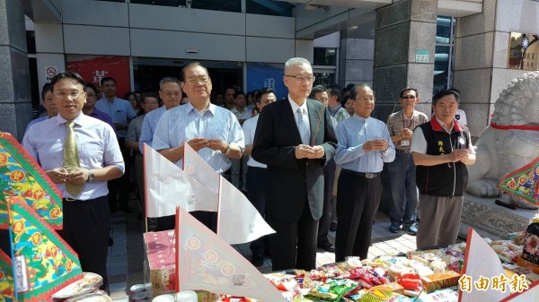 國民黨中央黨部今日舉行中元普渡拜拜，黨主席吳敦義親自主祭。（記者施曉光攝）