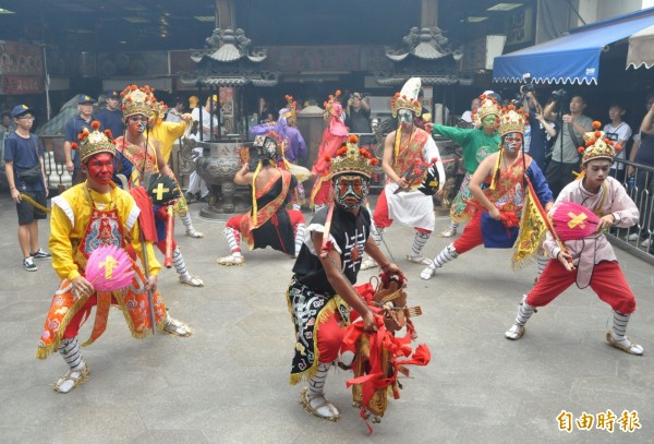 新竹市竹塹城隍中元祭的奉旨遶境賑孤活動，有精彩的陣頭及家將表演。（記者洪美秀攝）