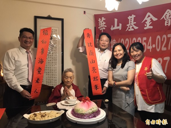 華山基金會今天替103歲的楊奶奶過生日，歡度人生的第一個慶生派對。（記者葉冠妤攝）