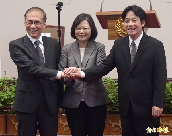 台南市長賴清德接任閣揆，總統蔡英文也在今日記者會中向即將離任的行政院長林全表達感謝。（記者黃耀徵攝）