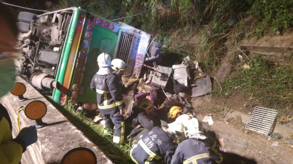 高公局將於國道五號「蝶戀花」重大車禍出事處加裝雙層鋼管欄杆，預定9月底前完成。（警方提供）