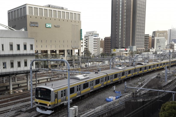 由於埼玉縣電纜故障，日本東京首都圈鐵路發生大規模停電，影響東日本旅客鐵道營運，多班列車延誤。（彭博）