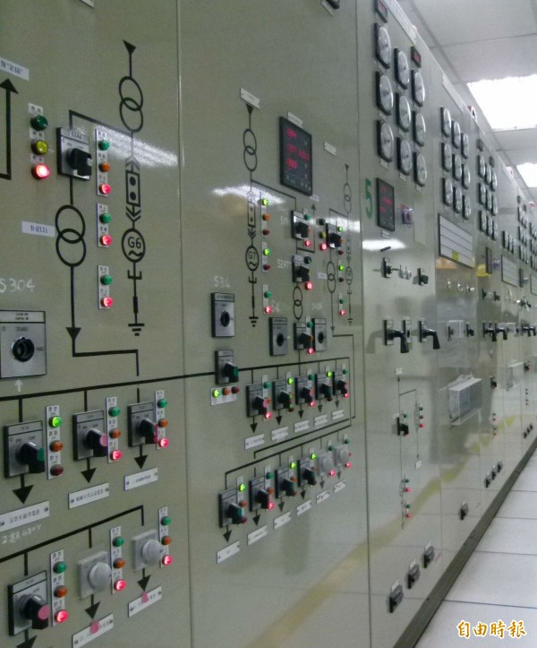金門下午4點全島停電，主應供應金門電力的塔山電廠機組跳機，導致全島3萬500戶停電。示意圖。（資料照，記者吳正庭攝）