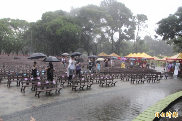 今年7月9日舉辦青年公園40歲生日，卻遇上大雨公園舞台淹水，導致台北市長柯文哲還須繞到後台才上台。（資料照，記者鍾泓良攝）