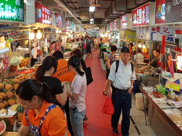 新北市市場處舉辦網路攝影徵件活動，鼓勵民眾走訪特色市集及公有市場，用照片記錄市集之美。圖為汐止金龍市場情景。（市場處提供）