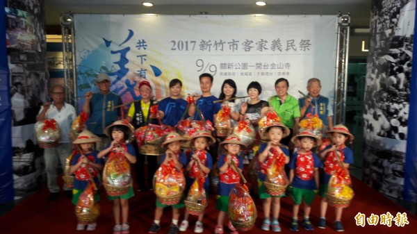 新竹市金山面等地區今年也在客家義民祭的六家庄輪值區內，文化局將舉辦老照片展及挑擔，奉飯及食福宴和客家歌曲等活動，邀請大家「共下有義思」。（記者洪美秀攝）