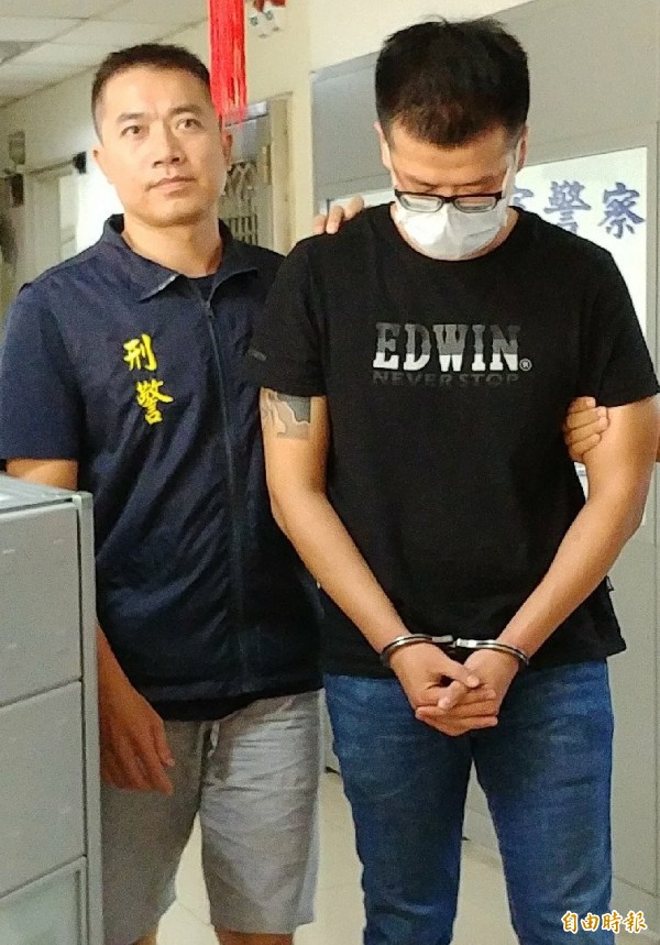 嫌犯林X傑(右)認為K他命毒品好賣,竟然以每公斤5萬人民幣(台幣約25萬)的價錢,向中國毒梟購買12公斤3級毒品K他命,進口時為海關及航警查獲。(記者姚介修攝) 嫌犯林X傑(右)認為K他命毒品好賣,竟然以每公斤5萬人民幣(台幣約25萬)的價錢,向中國毒梟購買12公斤3級毒品K他命,進口時為海關及航警查獲。(記者姚介修攝)