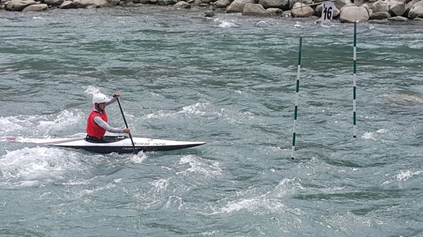 南投水里鄉水里溪近日舉辦亞運輕艇激流選拔賽，獲選的八名選手將在此繼續訓練備戰。（記者劉濱銓翻攝）