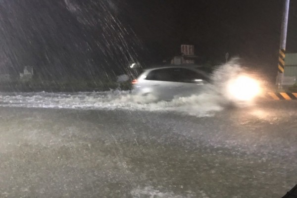 楓港逢雨便淹水嚴重。圖為海棠颱風災情。（記者蔡宗憲翻攝）