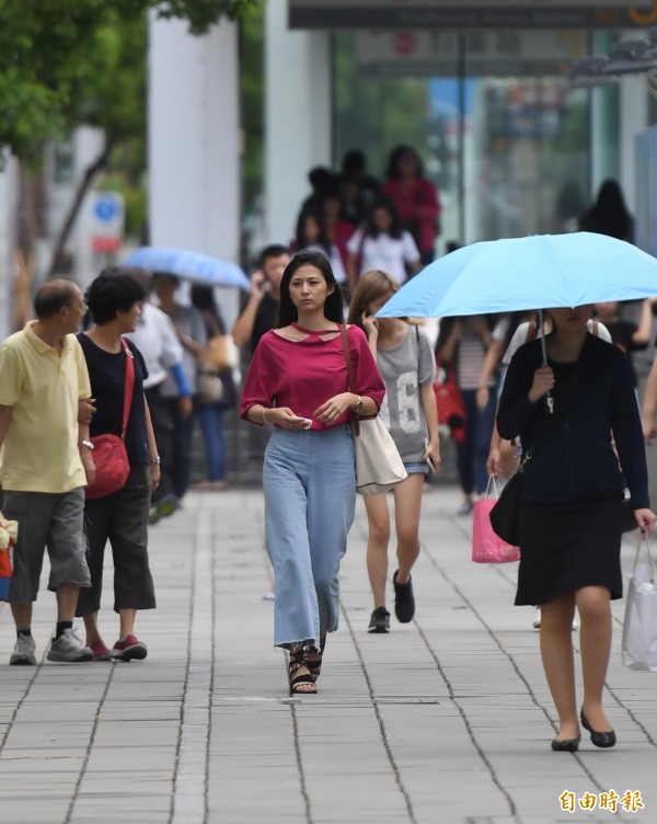 今天各地為多雲到晴天氣，花東、恆春半島有短暫陣雨，各地山區也有午後降雨機率。（資料照，記者黃志源攝）