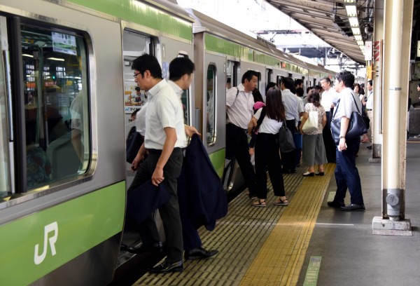 巴西一名44歲男子日前於日本電車內對一女子強吻，被依強制猥褻罪起訴。圖為示意圖。（法新社）