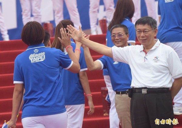 台北市長柯文哲在台灣英雄大遊行終點與世大運台灣英雄擊掌加油。（資料照，記者簡榮豐攝）