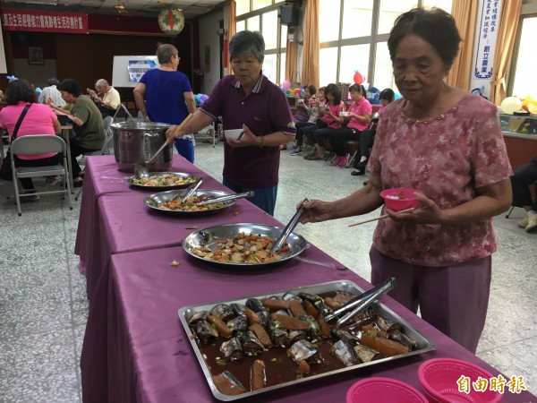 二林農會老人食堂開伙，共有30多位社區長輩參加。（記者顏宏駿攝）