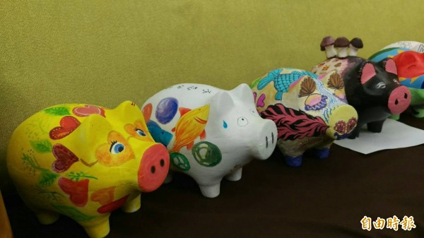 新竹縣芎林鄉廣福宮今晚的廟會活動，將展出這些可愛的彩繪小豬。（記者蔡孟尚攝）