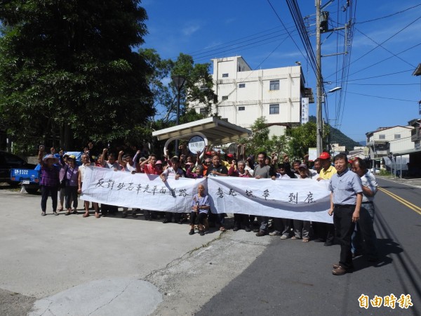 國姓鄉長丘埔生（右）昨召開記者會，並率鄉民拉白布條，抗議仁愛鄉的砂石車行駛平面道路，計畫明天封路抗議。（資料照，記者佟振國攝）