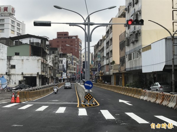 豐原向陽地下道填平完工，已有車輛通行。（記者李忠憲攝）