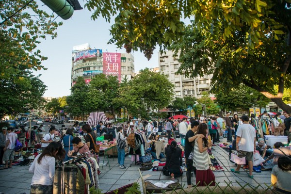 天母商圈發展協會表示，位於士林一號廣場的天母生活市集扮演重振商圈活絡的角色，但公園處制定的新規，無非是讓商圈前景雪上加霜。（天母商圈發展協會提供）