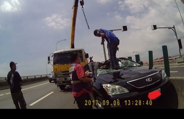 行駛在台88快速道路的休旅車，被脫落的砂石車輪胎砸中，擋風玻璃及車頂嚴重下陷受損，駕駛受傷送醫。（記者李立法翻攝）